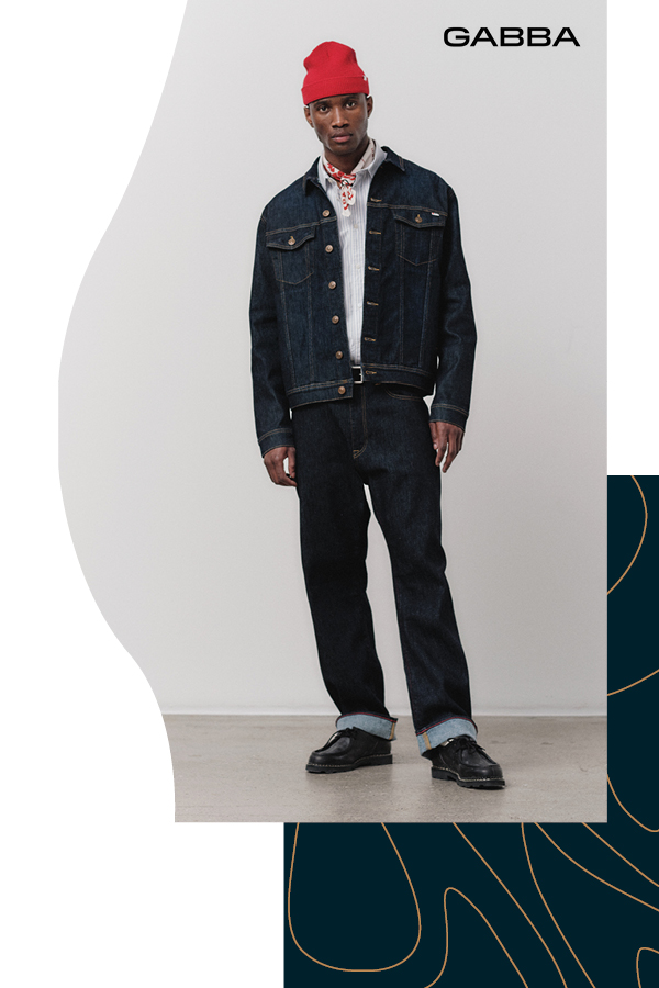 Dark Denim Look all over mit roter Wollmuetze