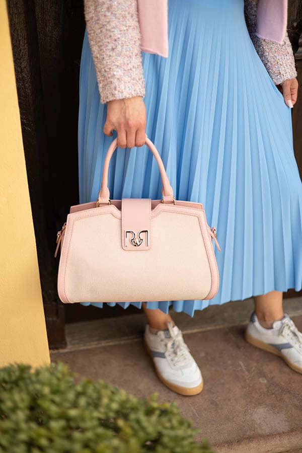 Handtasche vor Plissee-Rock