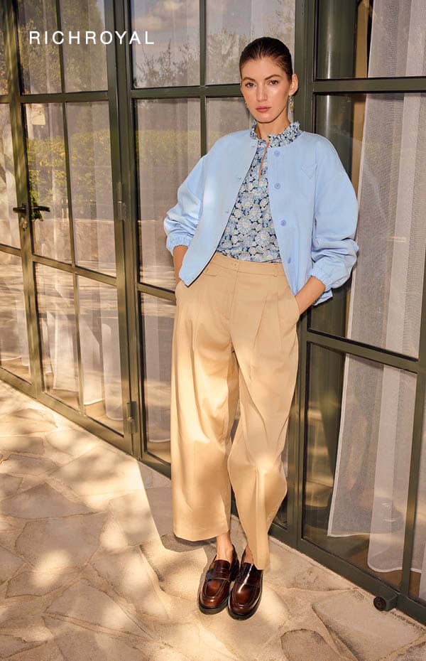 Bild14 Frau lehnt an Terassentuer