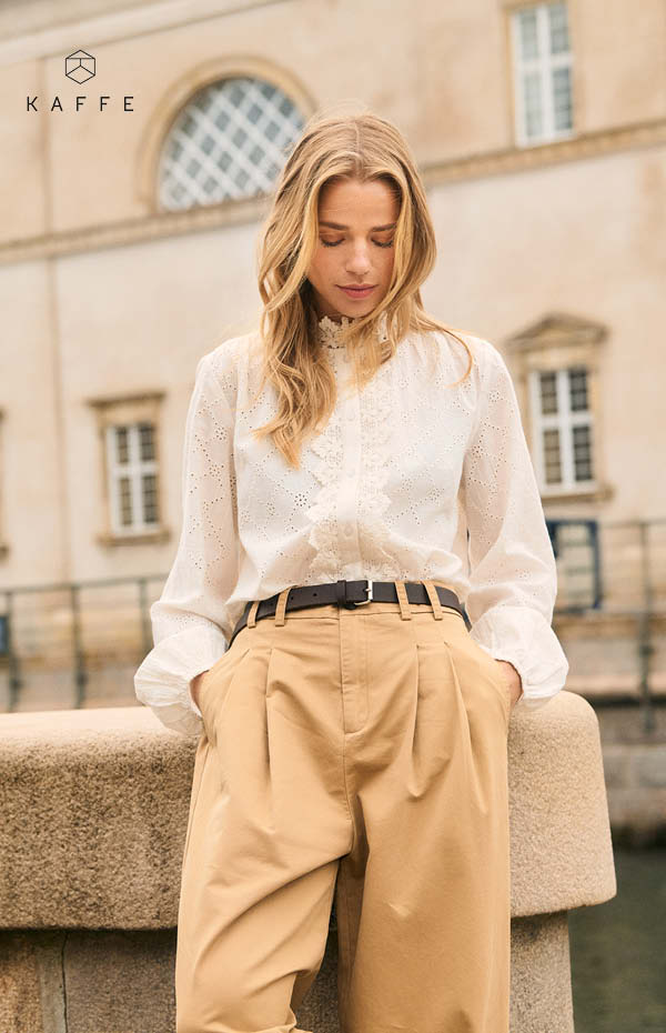 Bild15_neu Frau mit beiger Bundfaltenhose