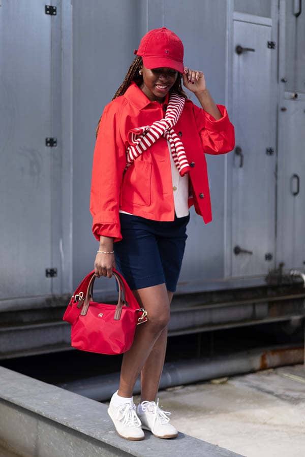Frau mit roter kurzer Jacke