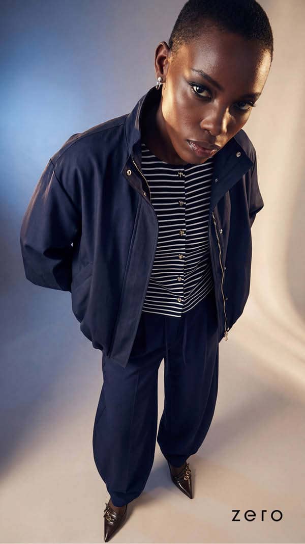 Frau im dunkelblauen Jeanslook