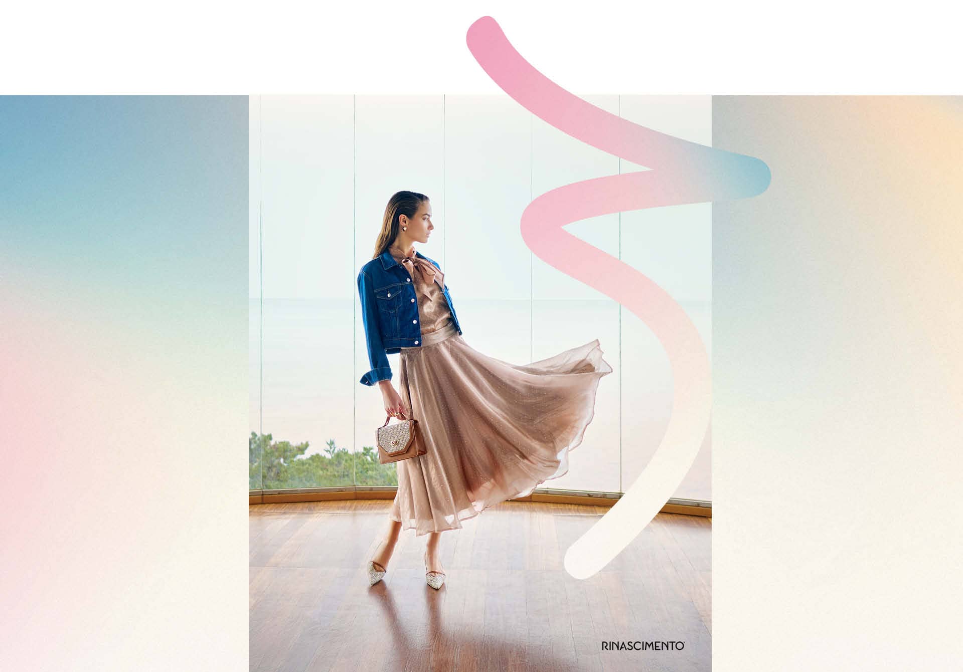 Frau im Plissee-Kleid