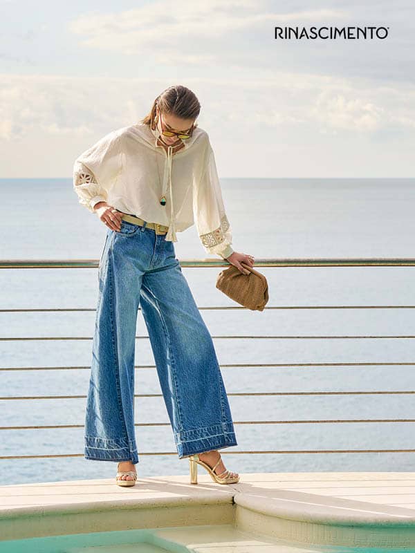 Frau mit weiter Jeans auf Terrasse 