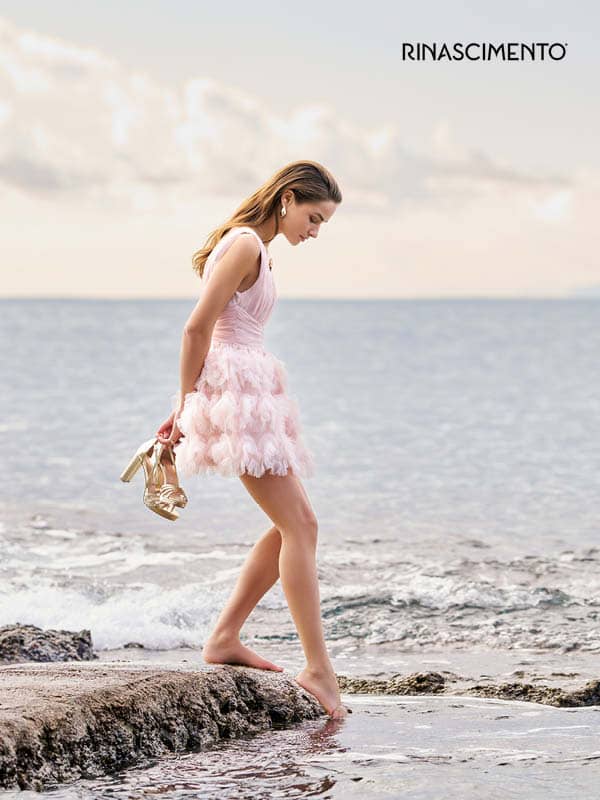 Frau am Wanner mit Rueschenkleid